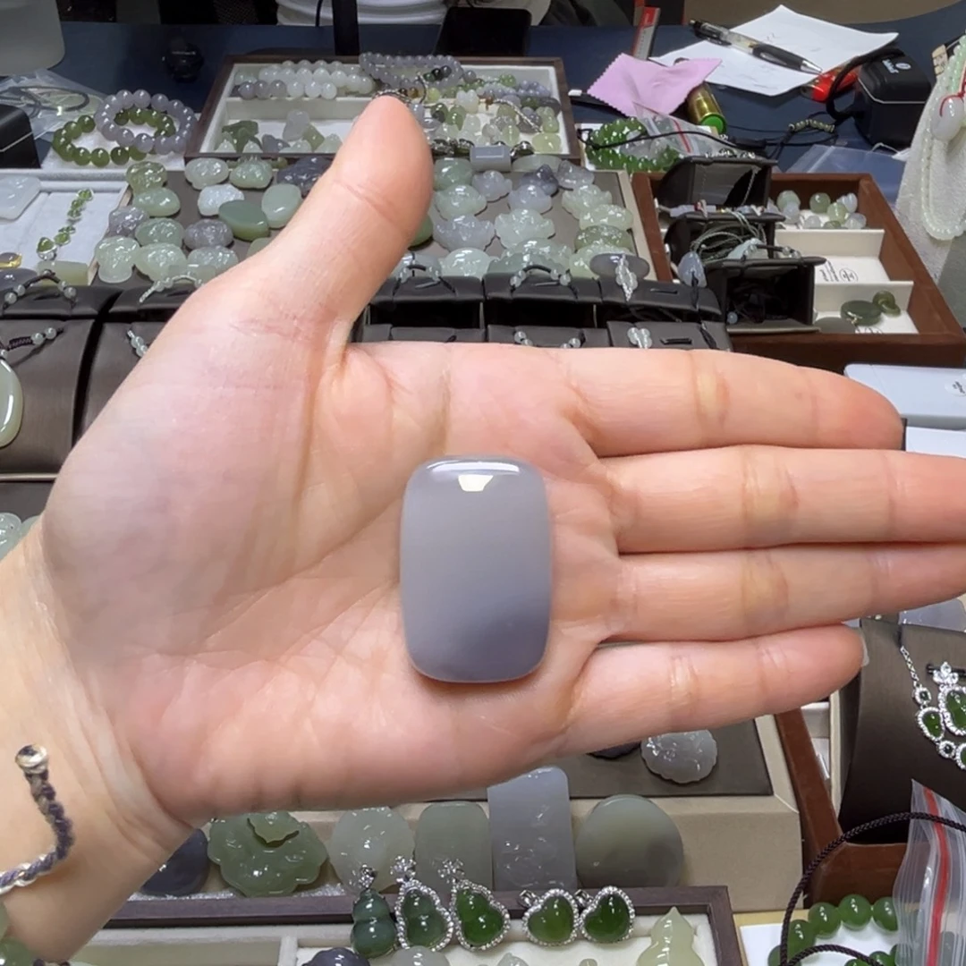 桃***儿和田玉未镶嵌颈饰