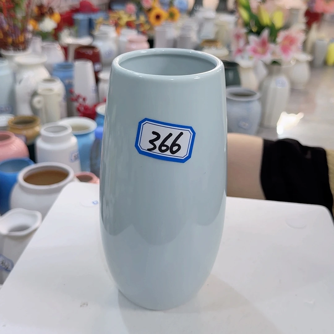 366号陶瓷高20厘米微瑕一个