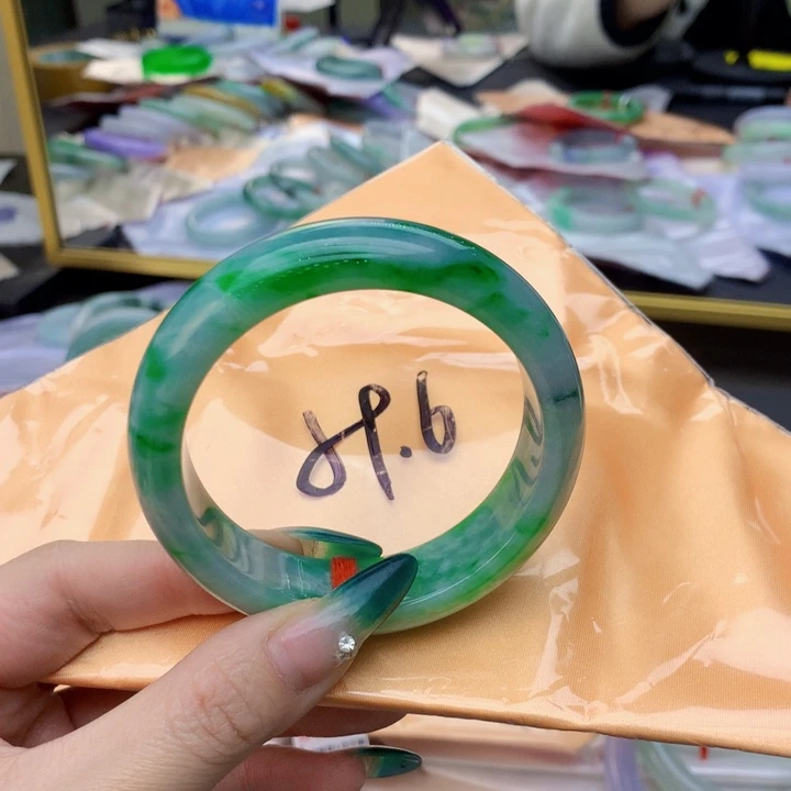 翡翠手镯未镶嵌翡翠手镯