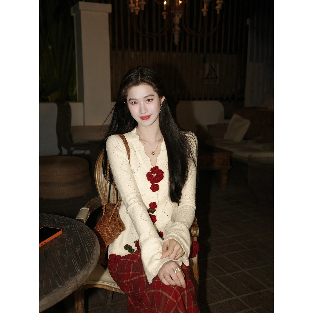 凌茜恣禾【甜心】法式杏色毛织手钩花毛织开衫气质红格子直筒半身裙