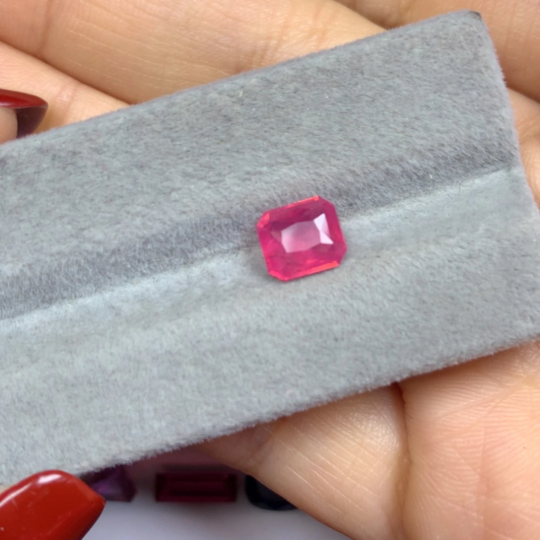 尖晶石裸石未镶嵌1.68ct马亨盖