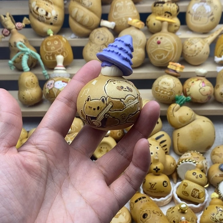 熊猫猫咪弹吉他。