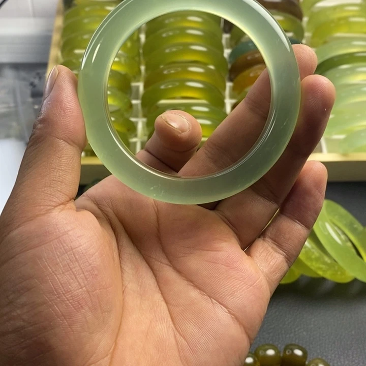 岫玉未镶嵌手镯（圆镯）