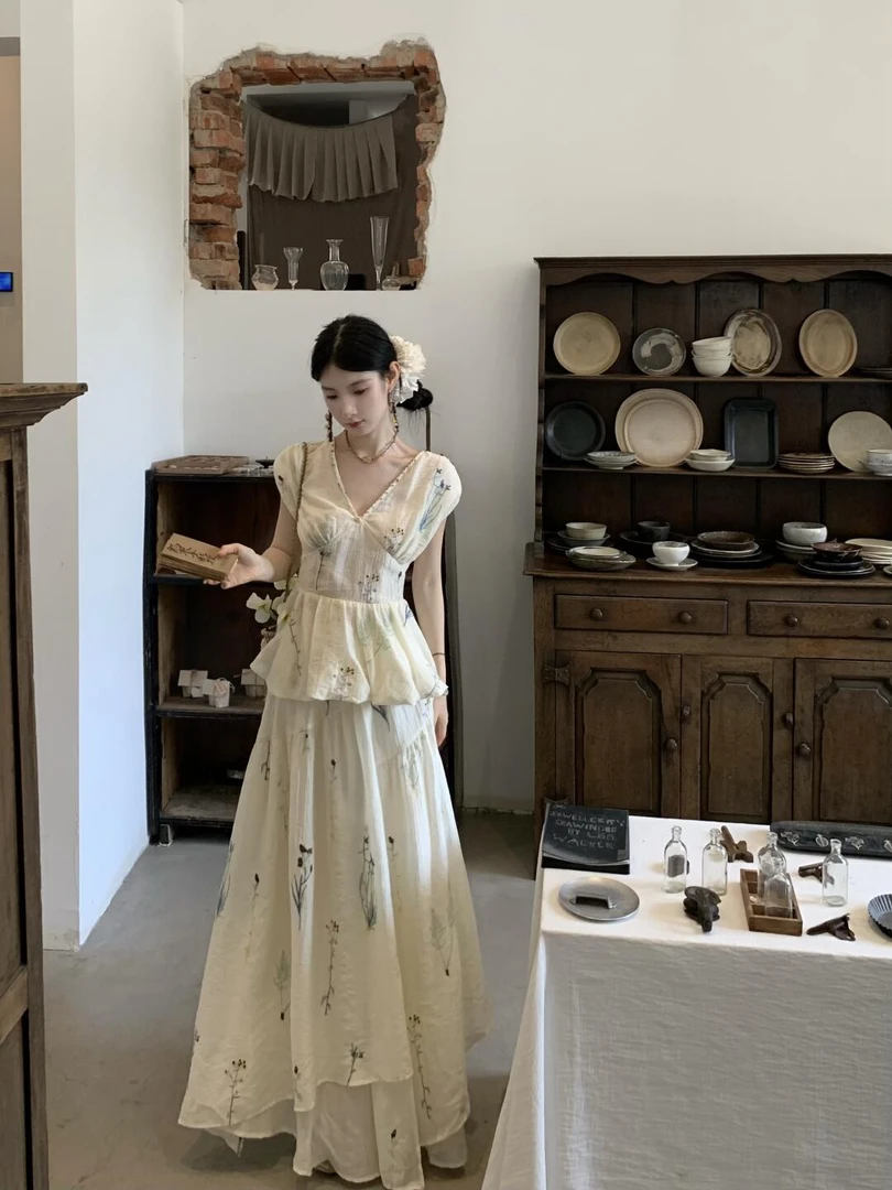 2025夏季新款法式气质田园风穿搭碎花V领衬衫高腰半身裙两件套女