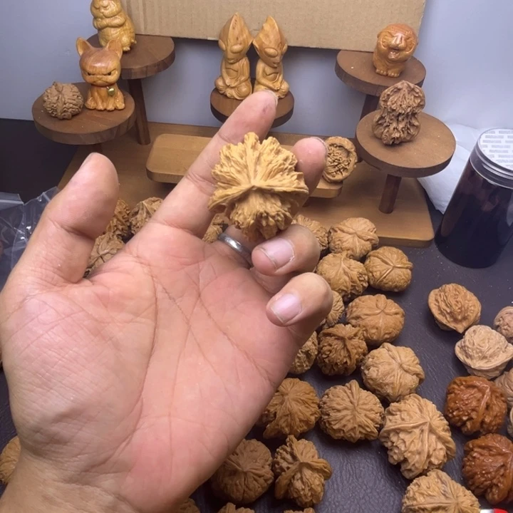 《***1桃核吊坠盘龙虎头三有磕