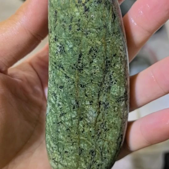 汤***圆有机玻璃藏玉药王石原石手把件一个