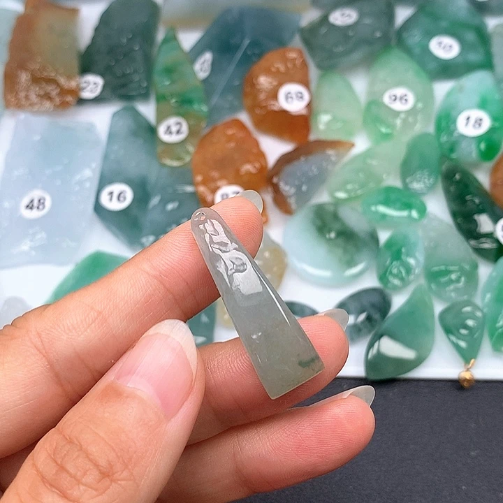 翡翠未镶嵌颈饰随型