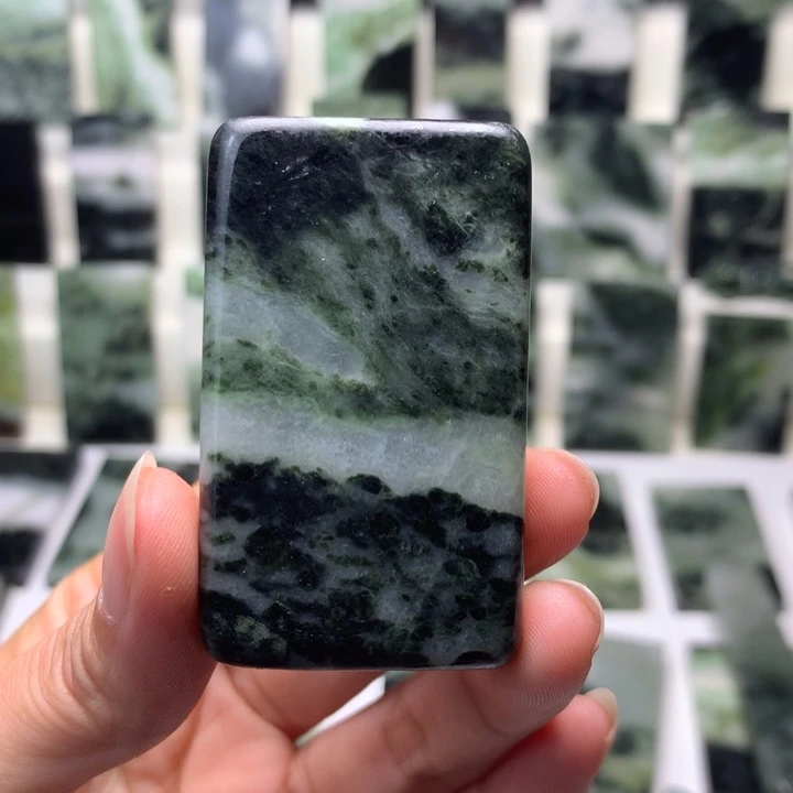 独山玉颈饰未镶嵌