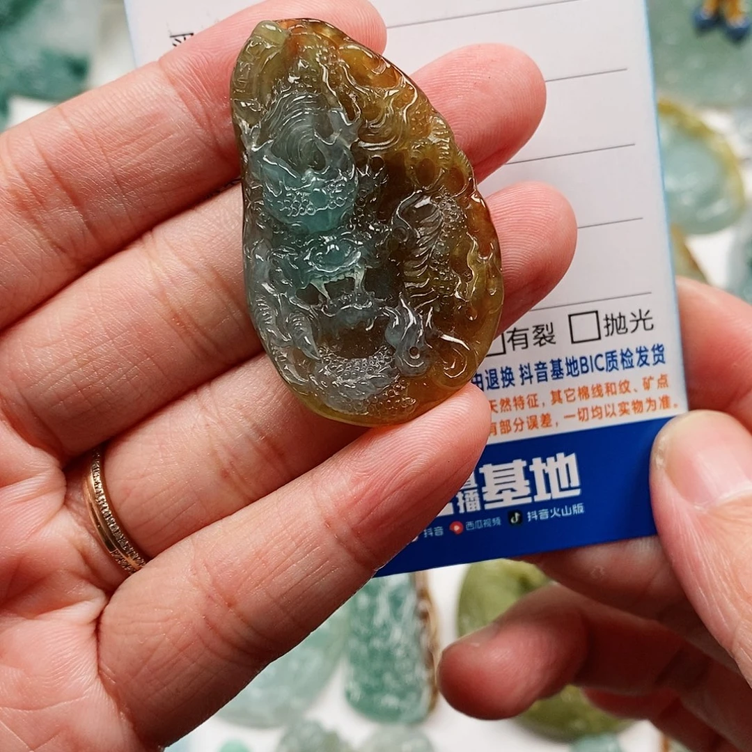 翡翠未镶嵌颈饰龙牌