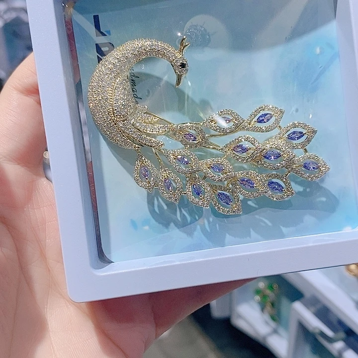 锆石铜合金紫色孔雀胸针