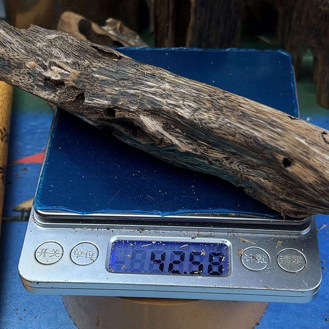 香料绿奇楠虫漏蓝宝石42克