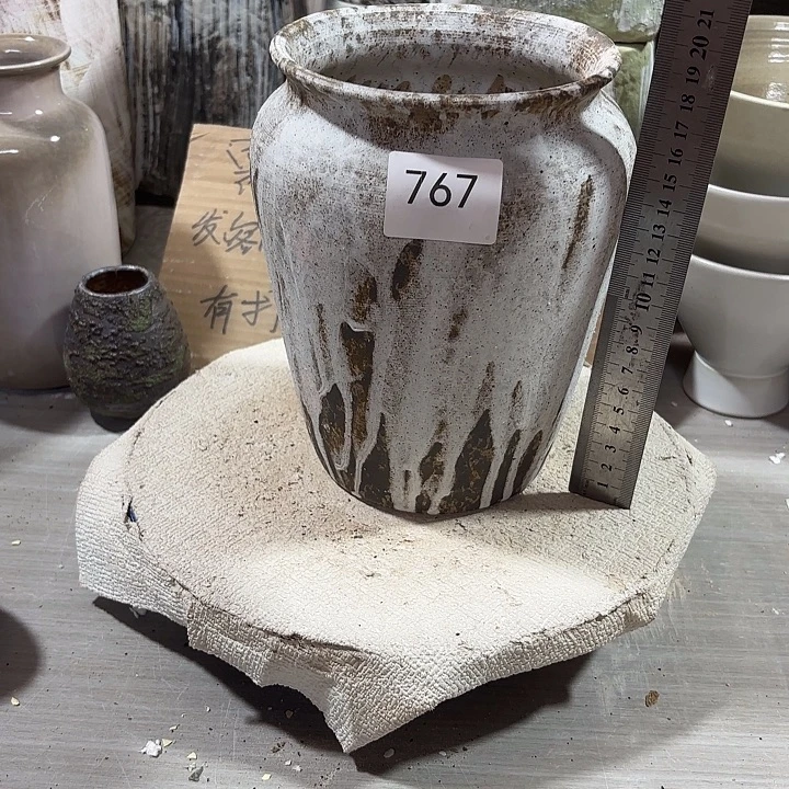 摆件陶高19，口11，有孔767