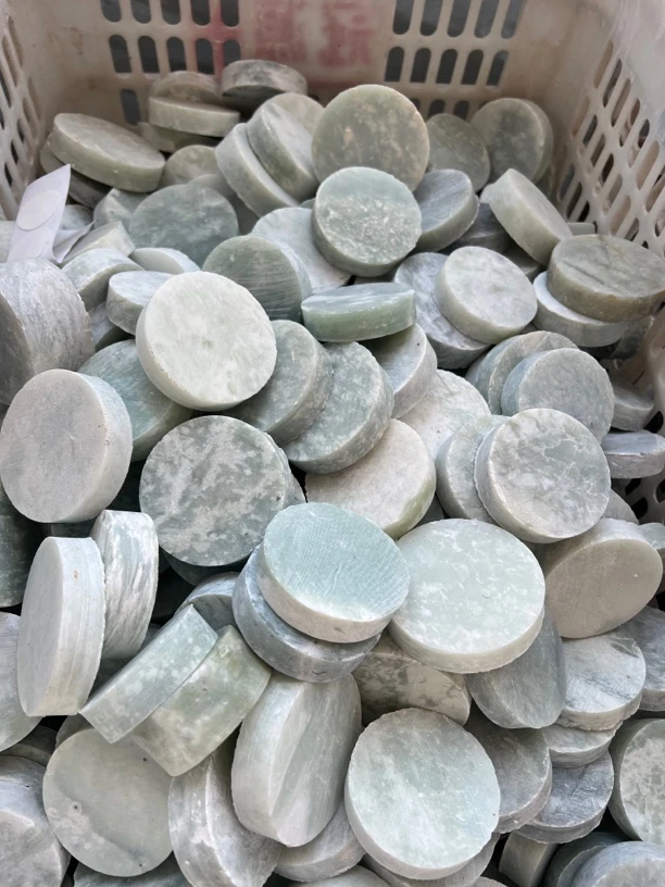 天然岫玉手镯芯原石毛料可雕刻象棋镇纸挂坠把件，随机发货10个。