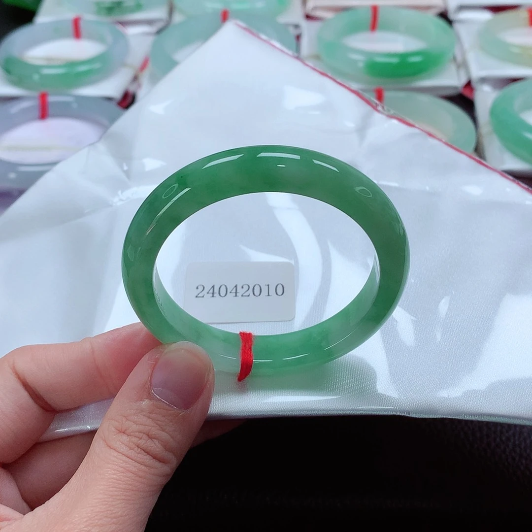 翡翠手镯未镶嵌天然A货翡翠