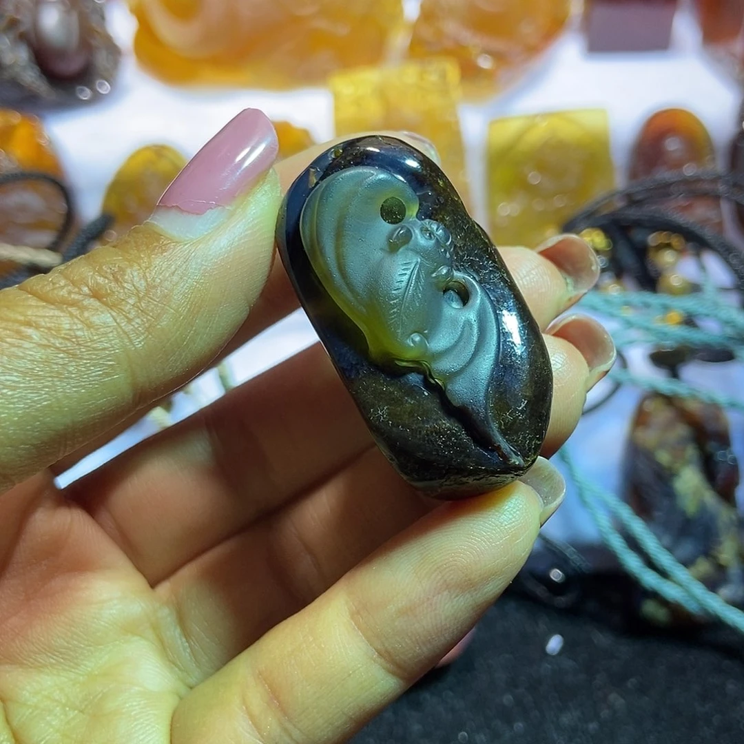 琥珀颈饰未镶嵌蝙蝠