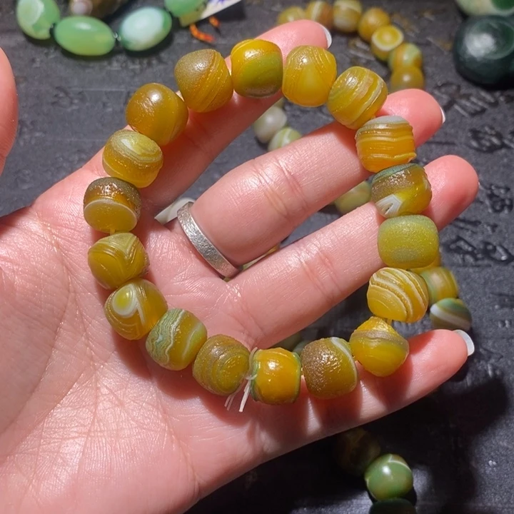 颈饰未镶嵌石英质玉