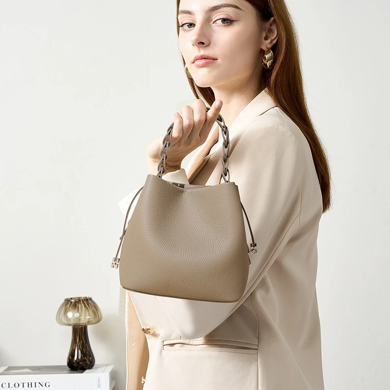 小众上班族轻便手提包女小包新款真皮包包女高级感斜挎夏女水桶包
