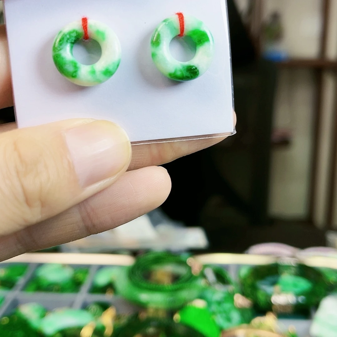 翡翠颈饰未镶嵌耳饰多样性