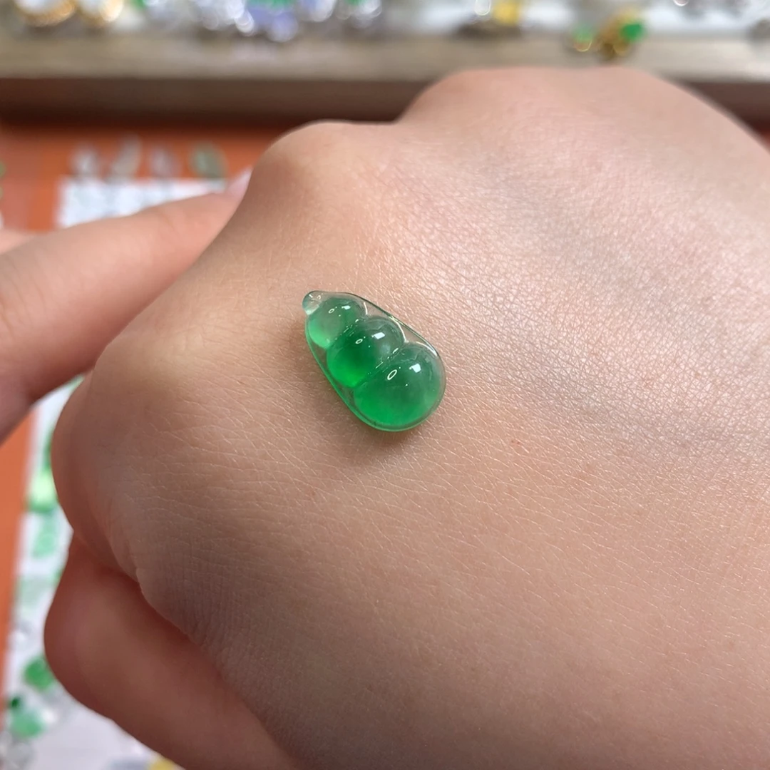 翡翠未镶嵌颈饰飘绿豆