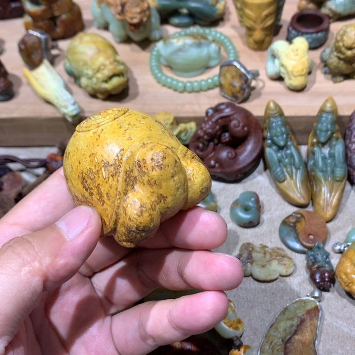 未镶嵌岫岩河磨玉（透闪石质玉）把件江*！