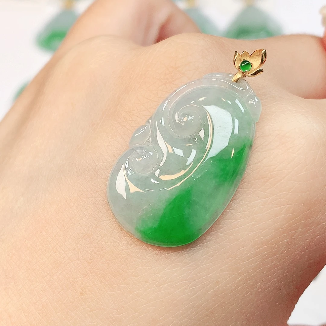 翡翠18K金镶嵌颈饰