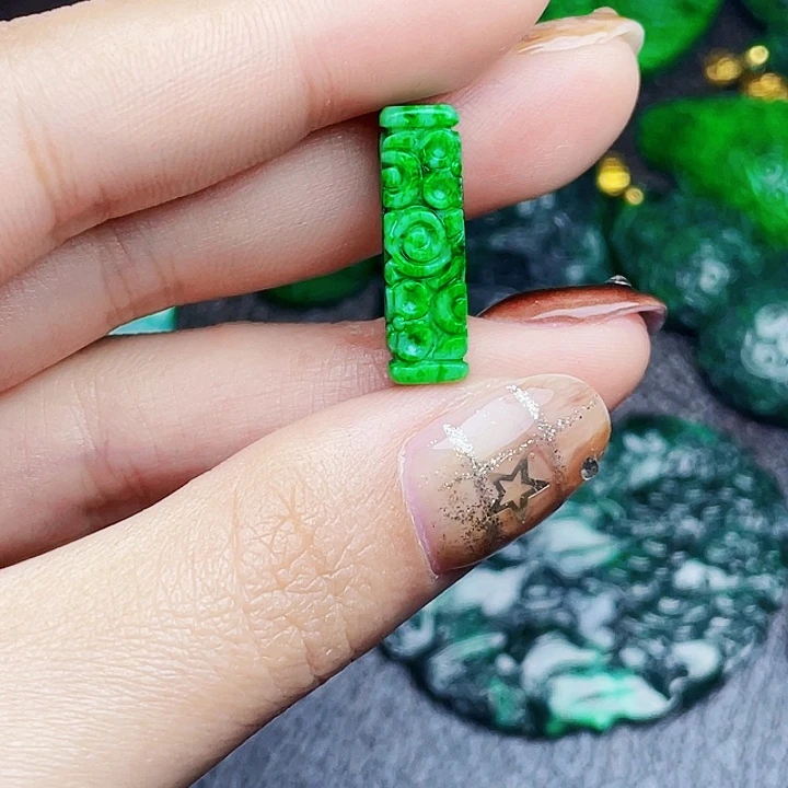 翡翠未镶嵌颈饰多样性