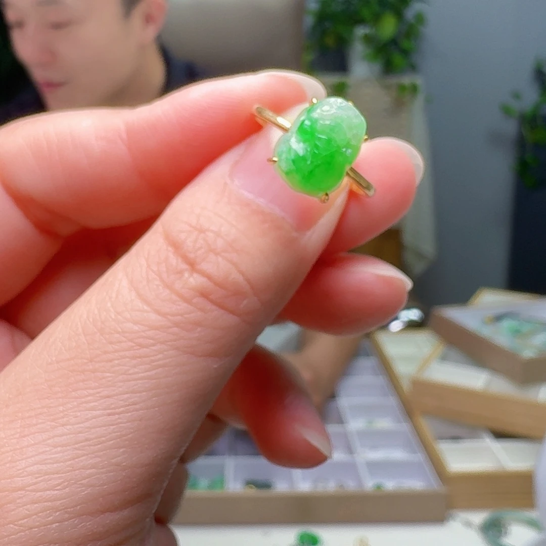 18K金镶嵌戒指翡翠天然