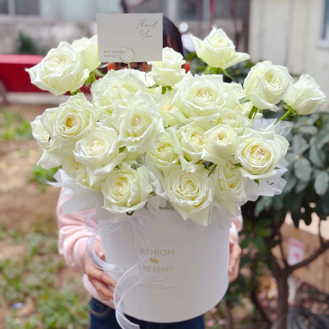 33朵白玫瑰抱抱桶