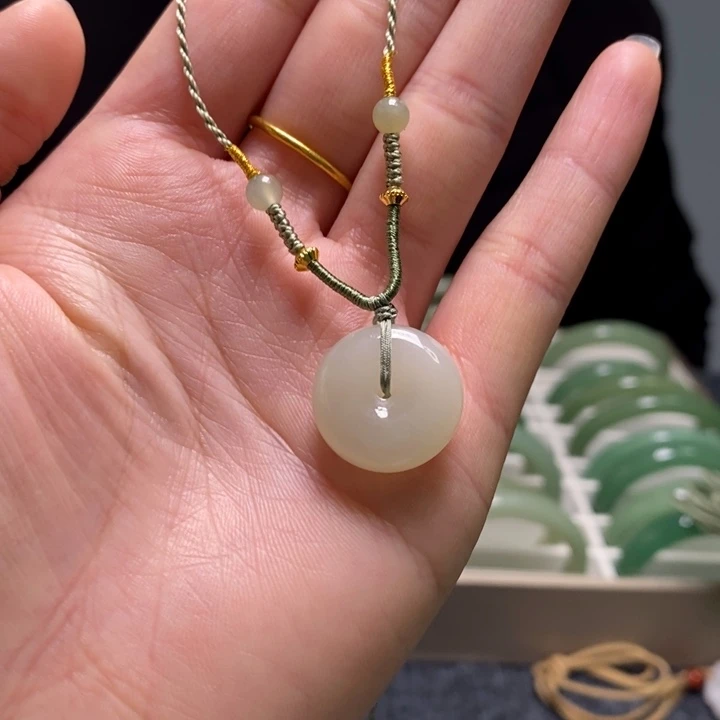 和田玉颈饰未镶嵌平安扣