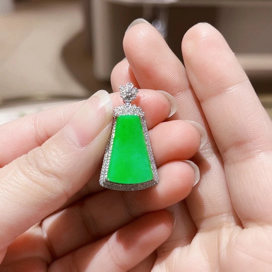 翡翠颈饰18K金镶嵌无事牌