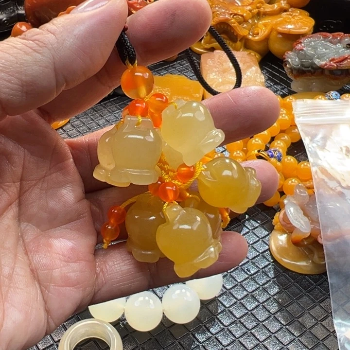 石英质玉（黄龙玉）颈饰未镶嵌