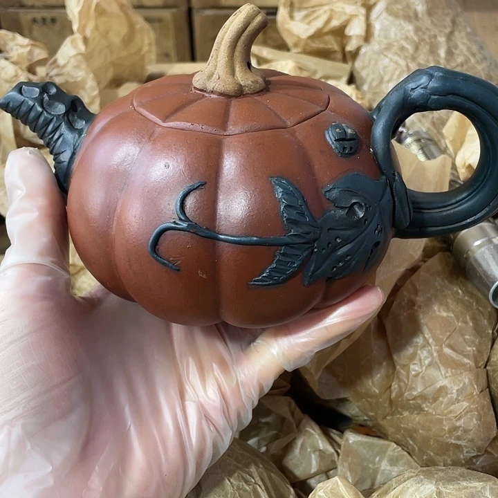 紫砂茶壶原矿泥料，手工制作的一把紫砂壶。