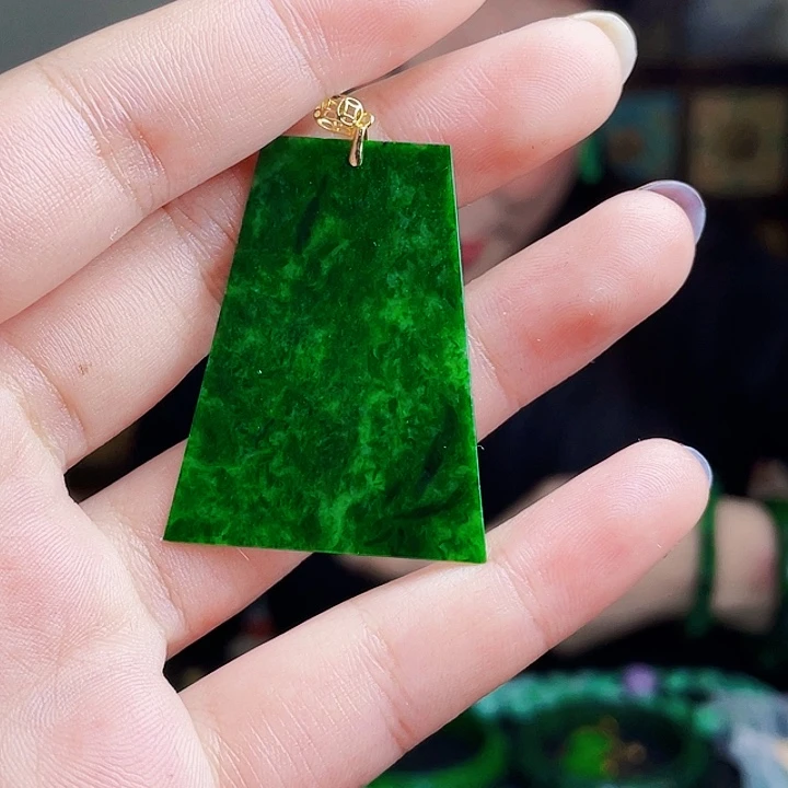 翡翠18K金镶嵌颈饰多样性