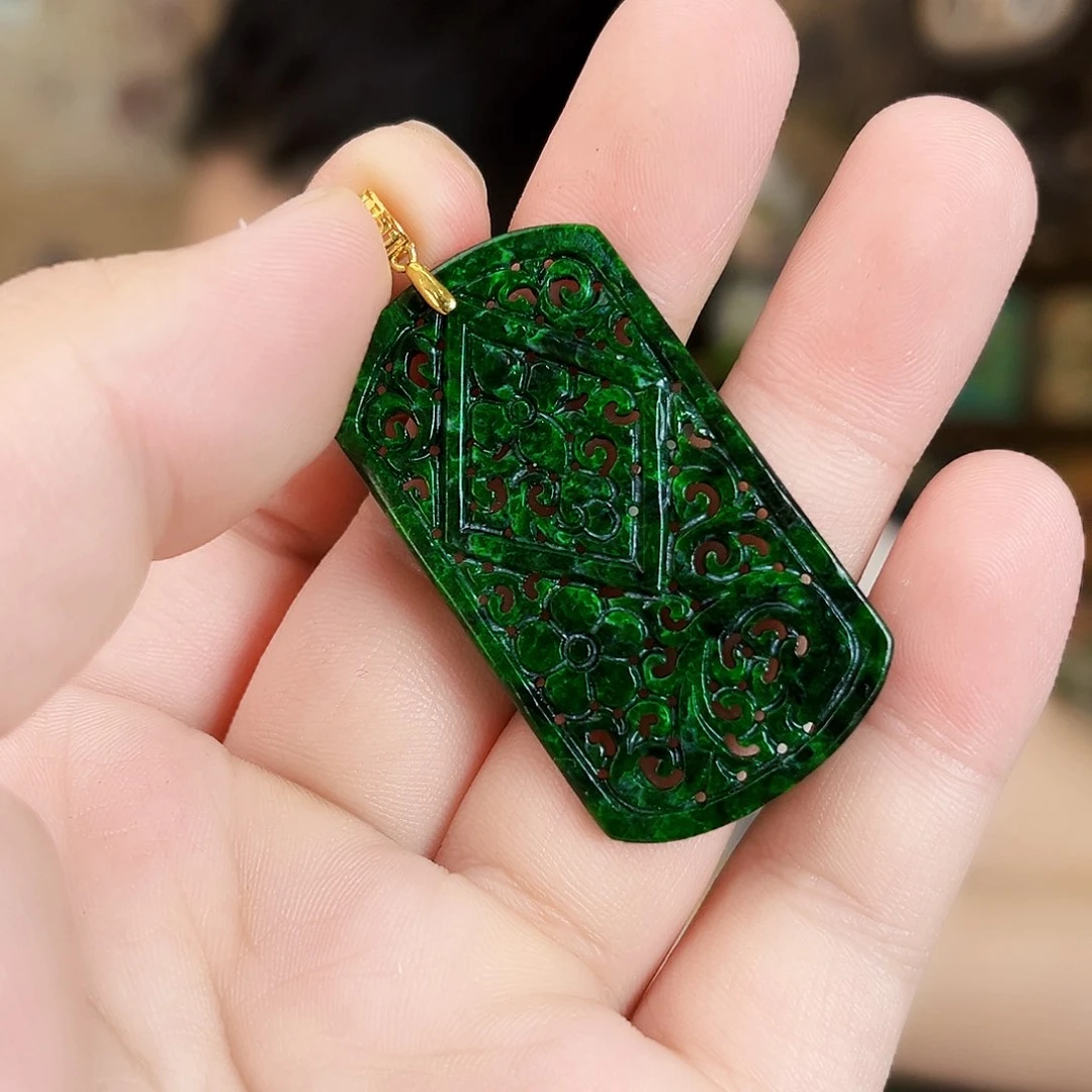 翡翠18K金镶嵌颈饰吊坠