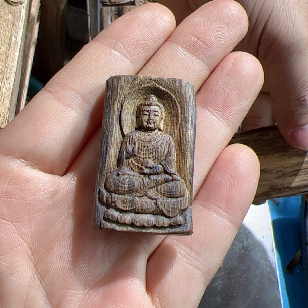 沉香吊坠白棋大日如来羊5.7克