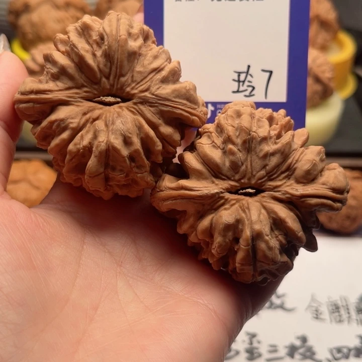 吊坠文玩核桃昨**现文玩核桃7