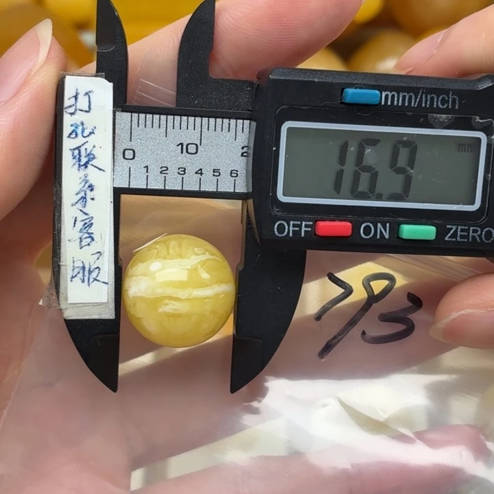 未镶嵌蜜蜡裸石。**?蜜蜡