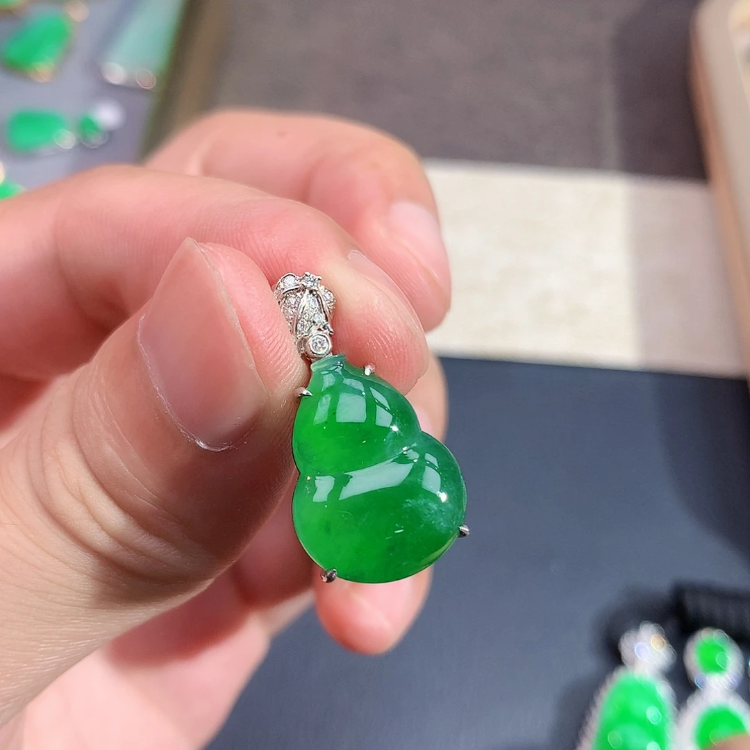 颈饰18K金镶嵌翡翠