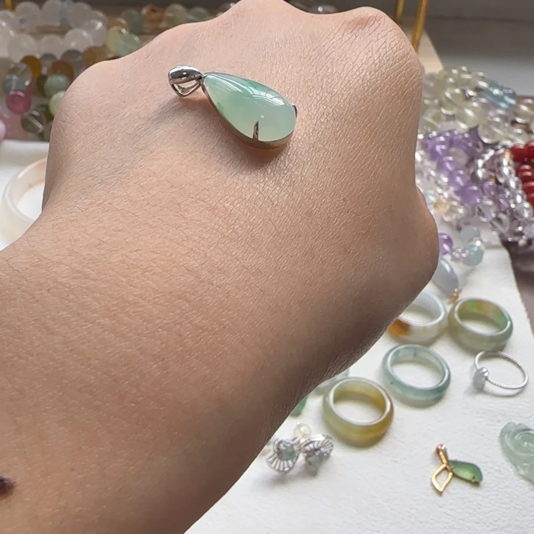 翡翠18K金镶嵌颈饰水滴