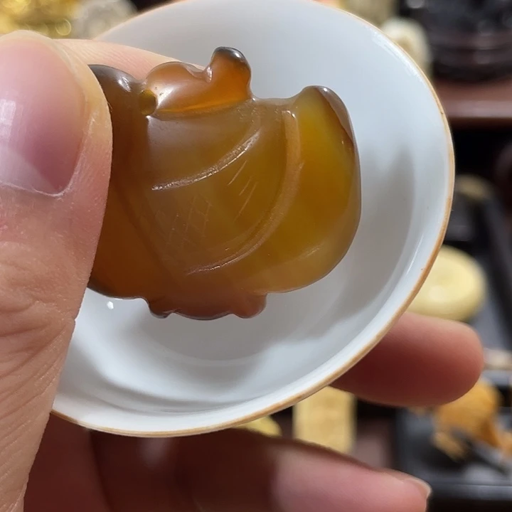 瓷片精致雕刻工艺精湛