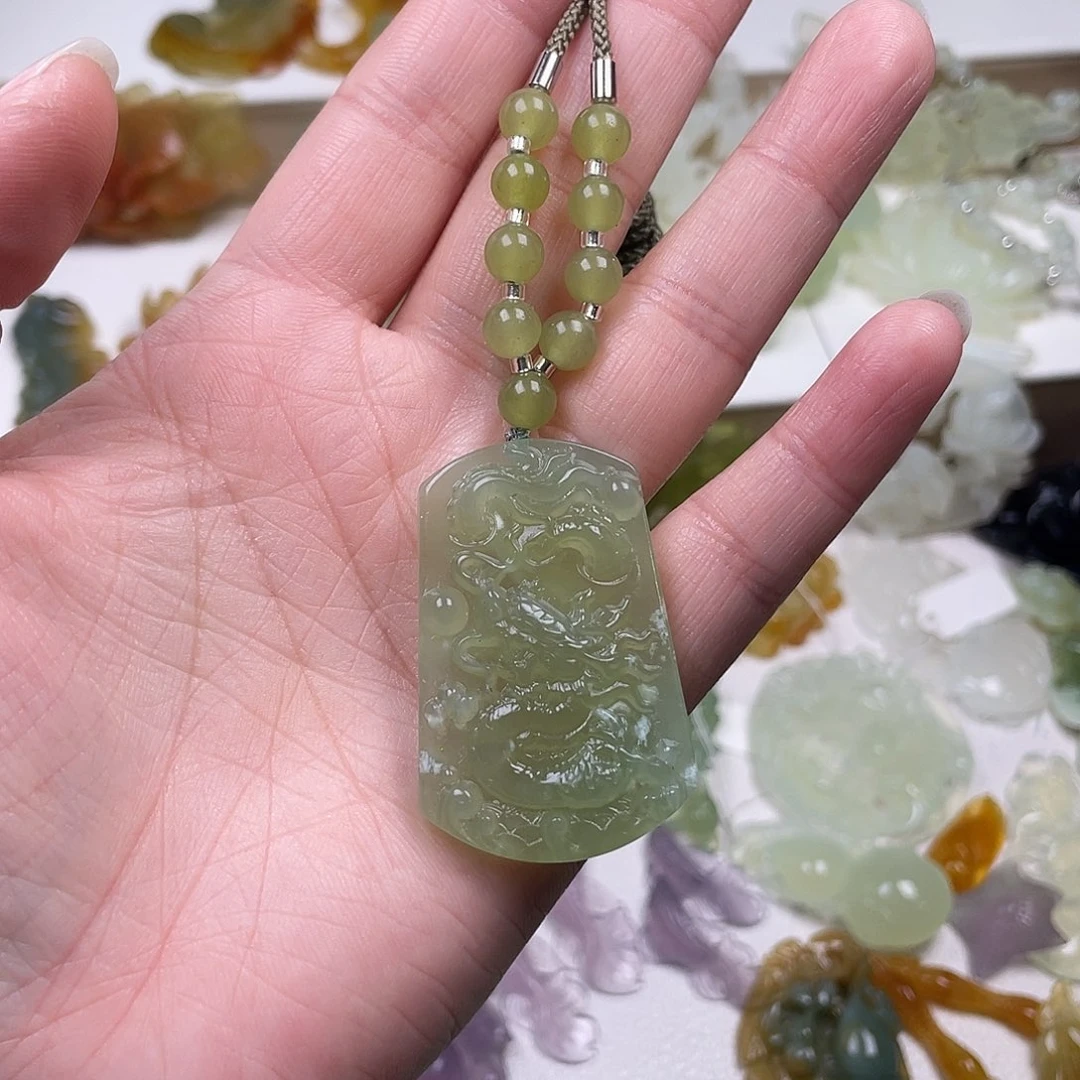 蛇纹石玉未镶嵌颈饰