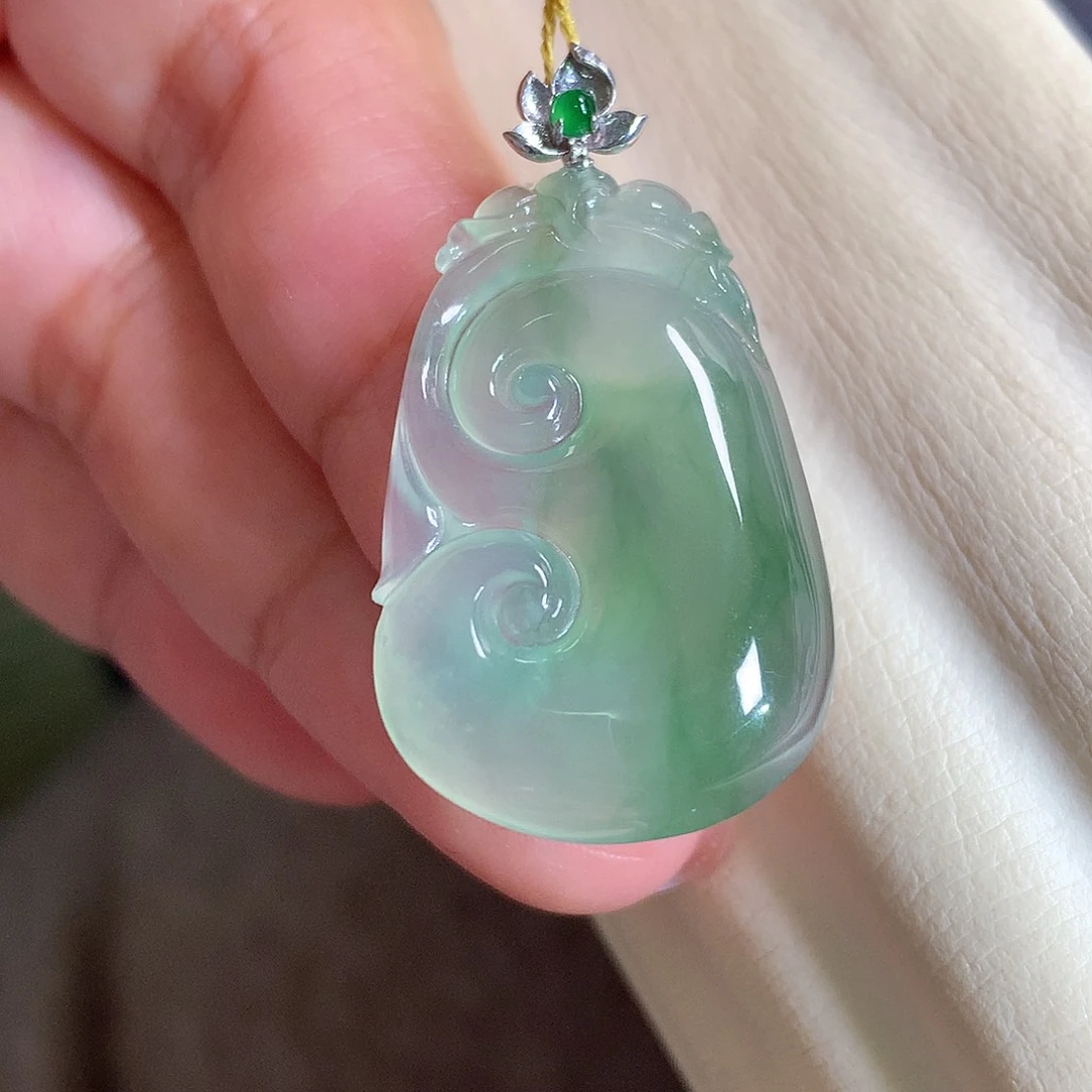 翡翠18K金镶嵌颈饰如意