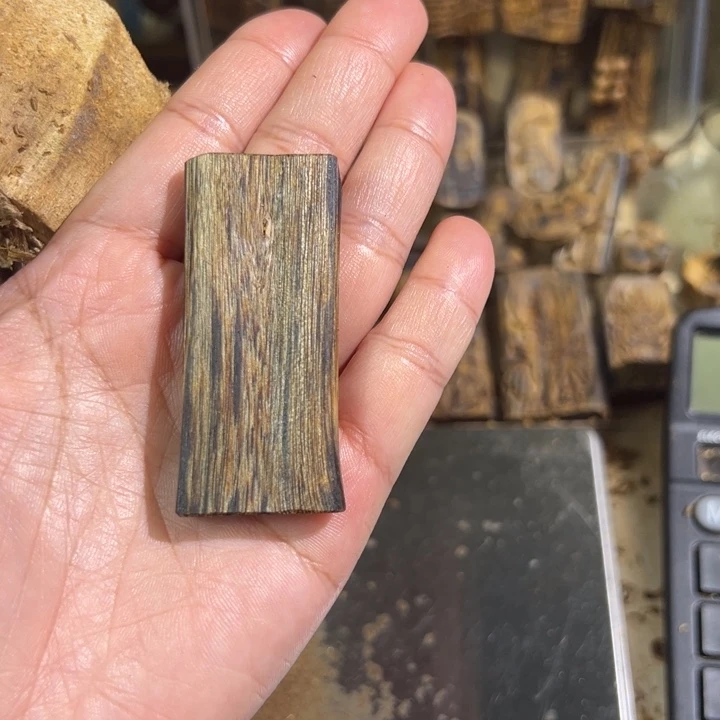 沉香吊坠棋楠沉香乌身吊坠8克