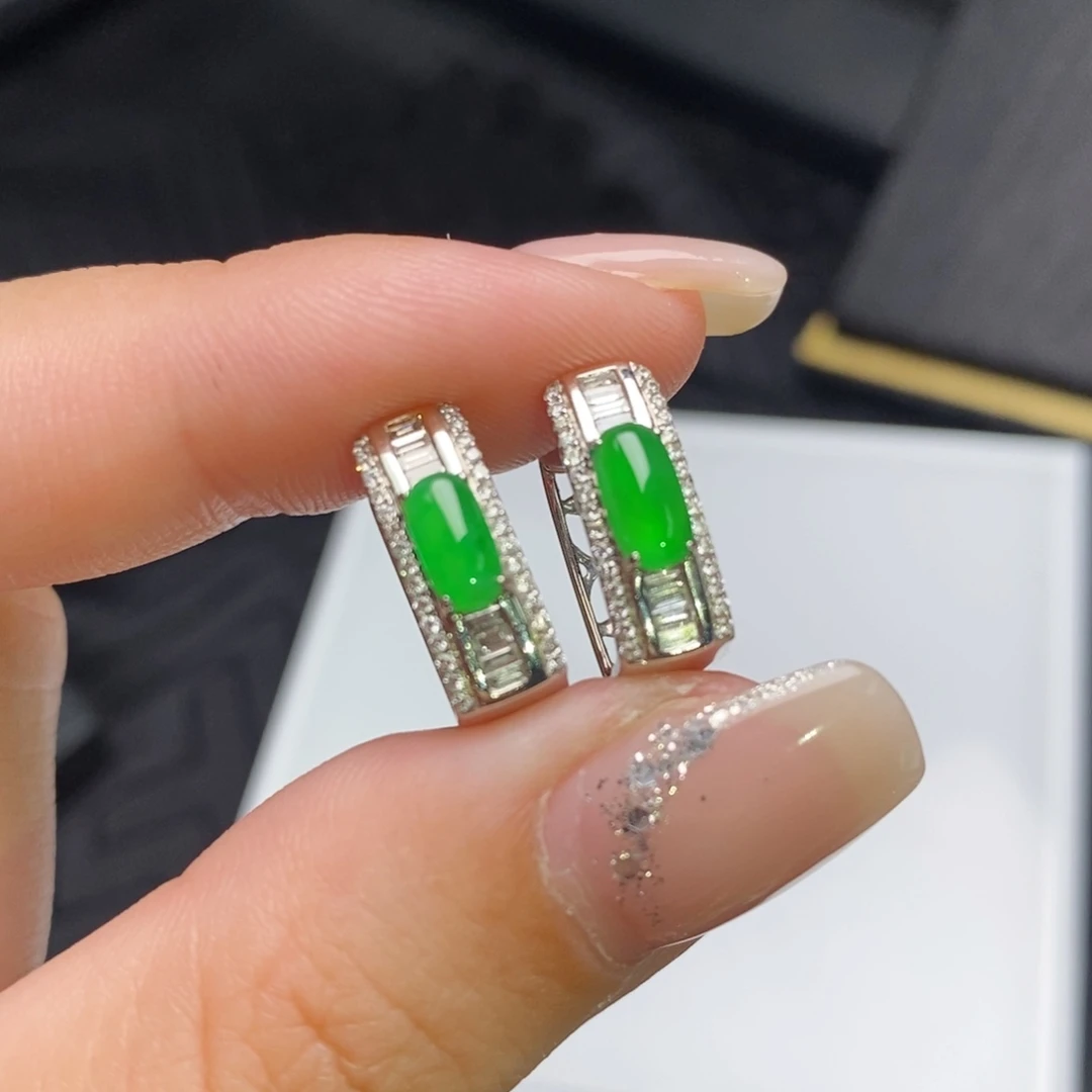 18K金镶嵌翡翠耳饰小方糖