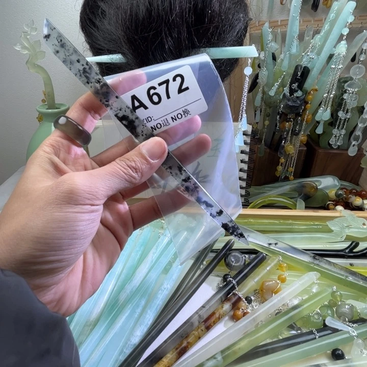 蛇纹石玉发饰未镶嵌意*