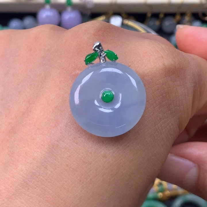 翡翠18K金镶嵌颈饰平安扣