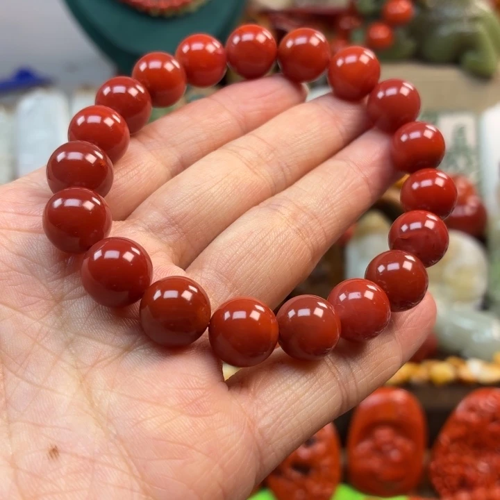 如***是和田玉未镶嵌颈饰