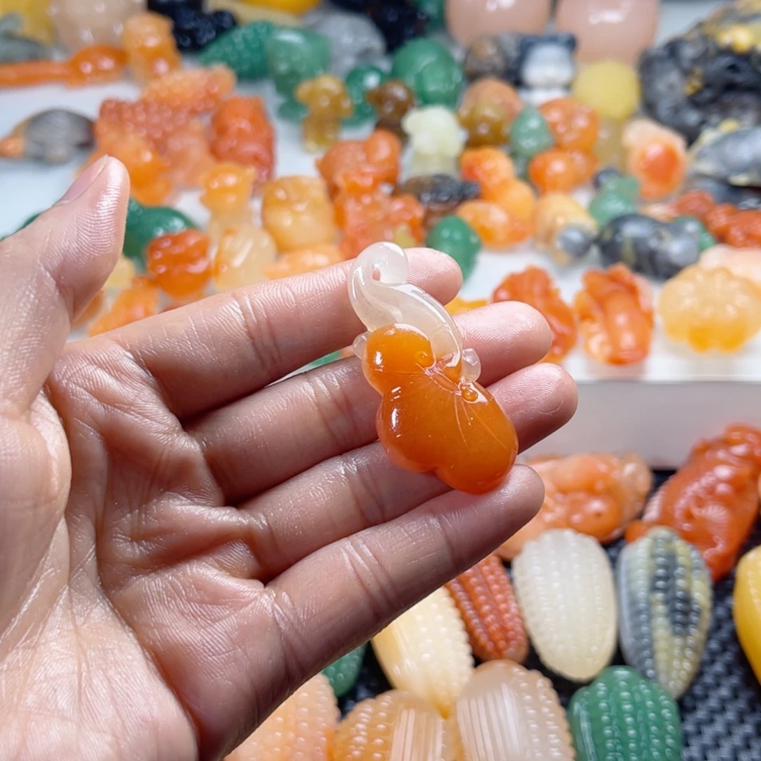 用***三石英质玉（金丝玉）未镶嵌颈饰