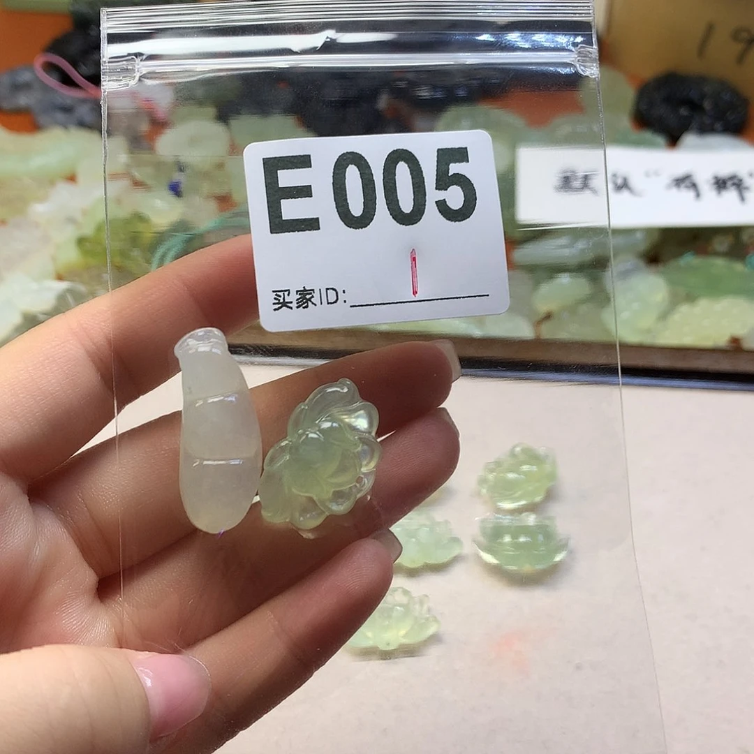 蛇纹石玉颈饰合金蟹*宝