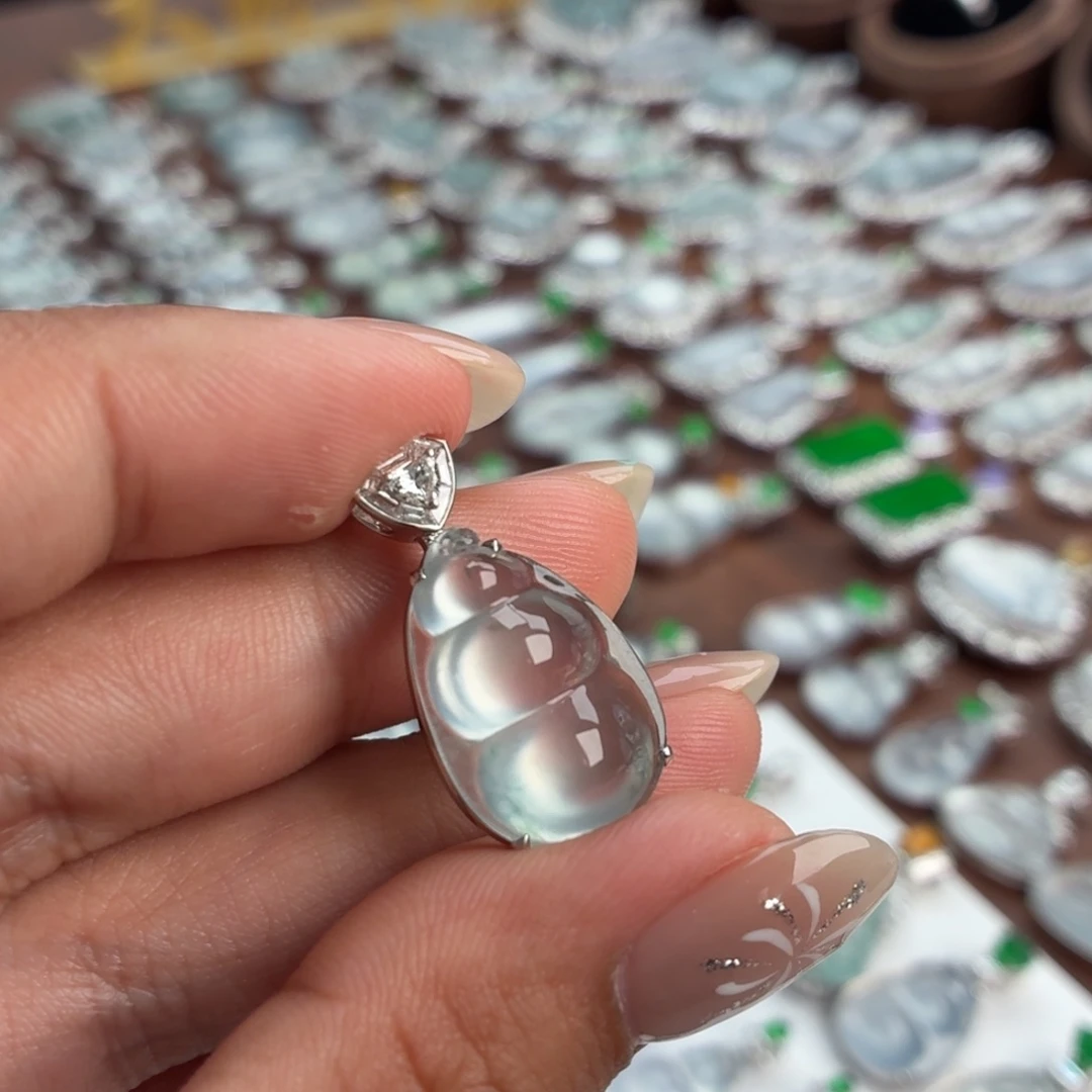 翡翠18K金镶嵌颈饰豆子